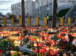Zolitūdē joprojām deg sveces un gulst ziedi bojāgājušo piemiņai. Foto: Dmitrijs Suļžics, F64