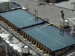 Izmeklēšanas eksperimenta rezultātā sagruvušā lielveikala "Maxima" jumta konstrukcijas nav izturējušas ūdens svara spiedienu un tā rezultātā pārlūzušas, bet ūdens baseinos palicis. Foto: Ieva Čīka, LETA