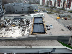 Izveidotie baseini uz Zolitūdes lielveikala drupu atlikušā jumta, lai veiktu policijas eksperimentu. Foto: Ieva Čīka, LETA