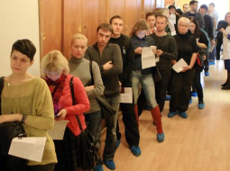 Cilvēki stāv rindā Valsts asinsdonoru centrā, lai nodotu asinis Zolitūdē sabrukušā lielveikala "Maxima" traģēdijā cietušajiem. Foto: Edijs Pālens, LETA