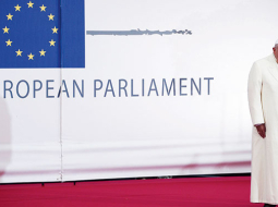 Romas pāvests Francisks uzrunā Eiropas Parlamentā aicināja Eiropu no jauna uzņemties pasaules līderes lomu. Viņš ieteica cīnīties ar nelegālās migrācijas iemesliem, nevis sekām, proti, sniegt palīdzību migrantu mītnes zemēs. Iepriekšējā pāvesta vizīte parlamentā notika pirms 25 gadiem, kad 1998.gada 11.oktobrī tur viesojās Jānis Pāvils II.