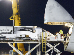 Lielas transportlidmašīnas vēderā no Šveices uz saulaināku vietu — Abū Dabī — pārvests lidaparāts Solar Impulse 2, kas tiek darbināts tikai ar saules baterijām. Plānots, ka martā tas dosies revolucionārā piecus mēnešus ilgā lidojumā apkārt pasaulei.