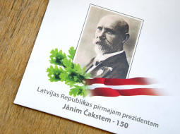 Pirms pieciem gadiem "Latvijas pasts" izdeva jubilejas aploksni - Latvijas pirmajam prezidentam Jānim Čakstem - 150. Foto: Evija Trifanova, LETA