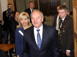 Valsts prezidents Andris Bērziņš ierodas Ministru kabinetā uz Laimdotas Straujumas vadītās otrās valdības pirmo sēdi. Foto: Kaspars Krafts, F64
