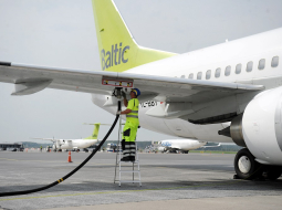 Ar degvielu tiek uzpildīta "airBalic" lidmašīna. Foto: Edijs Pālens, LETA