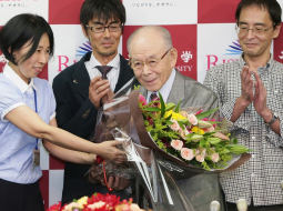 Viens no Nobela prēmijas laureātiem Meijo Universitātes profesors Isamu Akasaki (otrais no labās) saņem kolēģu apsveikumus. Foto: AFP/LETA