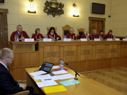 No "Saskaņas" 12.Saeimā ievēlētais deputāts Andrejs Elksniņš (no kreisās), Augstākās tiesas Administratīvo lietu departamenta tiesneši Andris Guļāns, Ilze Skultāne, Dace Mita, priekšsēdētāja Veronika Krūmiņa, Rudīte Vīduša, Jautrīte Briede, Vēsma Kakste un Līvija Slica piedalās Augstākās tiesas sēdē, kurā skata partijas "Saskaņa" pieteikumu, ar kuru pārsūdzēti Centrālās vēlēšanu komisijas apstiprinātie 12.Saeimas vēlēšanu rezultāti. Foto: Ieva Čīka, LETA