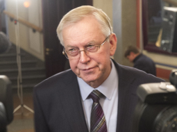 ZZS frakcijas vadītājs Augusts Brigmanis atbild uz žurnālistu jautājumiem. Foto: Ģirts Ozoliņš, F64