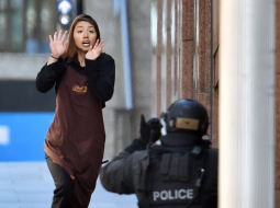 Viena no atbrīvotajām ķīlniecēm pamet kafejnīcu. Foto: AFP/LETA