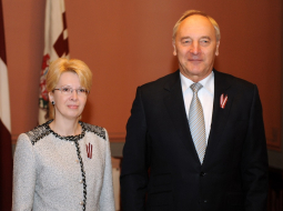 Valsts prezidents Andris Bērziņš un 12.Saeimas priekšsēdētāja Ināra Mūrniece tikšanās laikā Melngalvju namā. Foto: Ieva Lūka, LETA