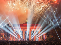 Grandiozs šovs svētdien notika pie Brandenburgas vārtiem. Foto: EPA/LETA