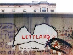 Latviešu grafiti uz mūra bija pamanāmi baltā pamata dēļ. Autors Valdis Kupris diemžēl mūra sagrāves 25.gadadienu nepiedzīvoja.