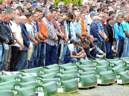 Šogad jūlijā Bosnijas musulmaņi, ģimenes locekļi un 1995.gadā Srebrenicas slaktiņu pārcietušie upuru mirstīgo atlieku apbedīšanas ceremonijā kapsētā Potocarion netālu no Srebrenicas. Foto: AFP/LETA