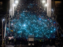 Protestētāji pret interneta nodokli Budapeštā uz Elizabetes tilta pār Donavu spīdina mobilo telefonu gaismiņas. Foto: EPA/LETA
