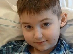 Mazais Dāvis pēc ārstēšanās ASV atgriežas Latvijā. Foto no LTV7