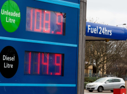 Degvielas uzpildes stacija Londonā otrdien. Foto: AFP/LETA
