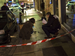 Francijas policisti pēta nozieguma vietu Dižonā. Foto: AFP/LETA