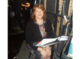 Ja iestudējuma scenogrāfija nepieļauj sufliera būdiņas jumtu skatuves priekšplānā, nākas strādāt aizkulisēs.