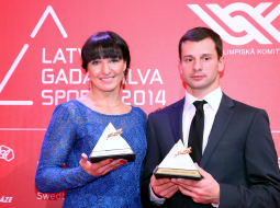 Divkārtējā Eiropas čempione brīvajā cīņā sievietēm Anastasija Grigorjeva ar balvu nominācijā "Labākā Latvijas sportiste" un Latvijas skeletonists Martins Dukurs ar balvu nominācijā "Labākais Latvijas sportists" piedalās "Latvijas Gada balvas sportā 2014" apbalvošanas ceremonijā kultūras pilī "Ziemeļblāzma". Foto: Ieva Lūka, LETA