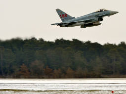 Vācijas gaisa spēku lidmašīna "Eurofighter". Foto: AFP/LETA