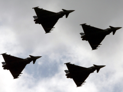 NATO lidmašīnas "Eurofighter" lidojumā. Foto: EPA/LETA