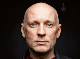 Alvis Hermanis: «Kad ārlietu ministrs Rinkēvičs sāka visu to spēlīti ar sarakstiem, viņš izdarīja ļoti gudru soli — vienā brīdī vienkārši aizbāza mutes visiem Krievijas kultūras darbiniekiem, kuriem būtu kāda vēlēšanās piedalīties propagandā. Jo, protams, viņiem visiem gribas uz Eiropu. (..) Es domāju, pienāks brīdis, kad krievu kultūras ļaudis Rinkēvičam pateiks paldies.»