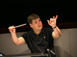 Diriģents Andris Poga. Piektdien, 31.oktobrī  tiešraidē no Lielās ģildes tiks raidīts koncerts "Reinis Zariņš. Mākoņi. Čaikovskis", kurā piedalās pianists Reinis Zariņš un Latvijas Nacionālais simfoniskais orķestris diriģenta Andra Pogas vadībā. Foto Andrejs Terentjevs, F64