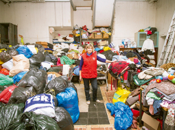 «Ir cilvēki, kuri savāc saplēstas drēbes un, lai nebūtu jāmet miskastē, ziedo. Tādas neviens nevēlas vilkt, un mums tik un tā tās jāizmet,» novērojusi Astrīda Reitere.