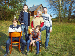 Artūrs, Mārtiņš, Tedis, viņu mamma Liza un tētis Māris pie mājām Medumu pagastā, kur Duntavi sākuši dzīvot vienkāršu lauku dzīvi.