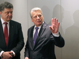Vācijas prezidents Joahims Gauks (no labās) sarunā ar Ukrainas prezidents Petro Porošenko. Foto: EPA?LETA