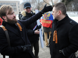 Biedrības "Dzimtā valoda" līderis Ilarions Girss (no kreisās) un partijas "Par dzimto valodu!" līderis Jevgēņijs Osipovs 16.martā šogad piedalās biedrības "Russkaya Zarya" rīkotajā piketā iepretī Krievijas vēstniecībai, kurā pauž atbalstu Krimas pievienošanai Krievijai. Foto: Ieva Lūka, LETA