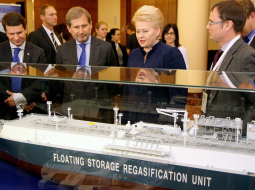 Lietuvas prezidente Daļa Grībauskaite pie sašķidrinātās dabasgāzes (LNG) peldošās uzglabāšanas termināļa modeļa. Foto: AFP/LETA