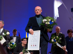 Alvis Hermanis ar Baltijas asamblejas balvu. Foto: Ernests Dinka, Saeimas Kanceleja