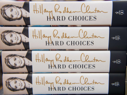 Šovasar izdotā bijušās ASV valsts sekretāres Hilarijas Klintones memuāru grāmata. Fotyo: AFP/LETA