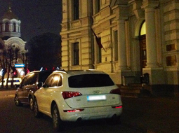Dienā, kad notika kratīšana, tiesnese Bērziņa darbā bija ieradusies ar Audi Q5, kas pēc viņas aizturēšanas palika pie tiesas ēkas.