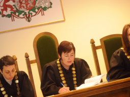 2011.gads. Jūrmalas tiesas tesneses Ilze Freimane (no kreisās), Solvita Glaudāne un Gundega Lapiņa Jūrmalas pilsētas tiesas sēdes laikā, kurā izskata krimināllietu, kurā par kukuļdošanu personu grupā pēc iepriekšējas vienošanās apsūdzēti bijušais Jūrmalas mērs Raimonds Munkevics un bijušais "Jūrmalas ātrās palīdzības" valdes loceklis Normunds Pīrants. Foto: Lita Krone, LETA