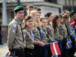 Jaunieši šogad pulcējušies pie Brīvības pieminekļa uz Valsts prezidenta Andra Bērziņa un Zviedrijas karaļa Kārļa XVI Gustava ziedu nolikšanas ceremoniju. Foto: Edijs Pālens, LETA