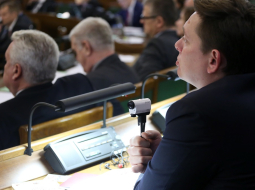 Saeimas deputāts Arturs Kaimiņš ar savu videokameru parlamenta sēdē. Foto: Evija Trifanova, LETA