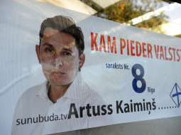Saeimas deputātu Artusu Kaimiņu nedēļas nogalē Vecrīgā aizturēja uz ielas patrulējošā Rīgas Pašvaldības policija. Deputāts "Latvijas 1.rokkafejnīcā" bijis stiprā reibumā un, stāvot pie bāra letes, traucējis apkalpot citus klientus, tāpēc izraidīts no kafelnīcas. Foto: Edijs Pālens, LETA