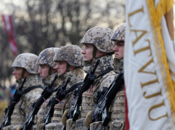 Latvijas armijas karavīri parādē valsts svētkos. Foto: Evija Trifanova, LETA