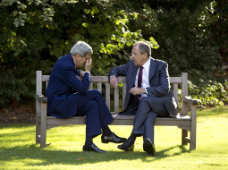 Džons Kerijs (no kreisās) un Sergejs Lavrovs otrdien tikšanās laikā Parīzē. Foto: AFP/LETA