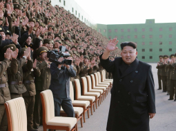 Totalitārisms dzīvē - Ziemeļkorejas līderis un bruņoto spēku augstākais virspavēlnieks Kims Čenuns tiek vienbalsīgi sveikts. Foto: EPA/LETA