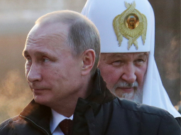 Krievijas prezidents Vladimirs Putins (priekšplānā) un Krievijas Pareizticīgo baznīcas patriarhs Kirils. Foto: ITAR-TASS/LETA