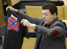 Josifs Kobzons, kurš ir arī Krievijas Valsts domes deputāts, šogad decembrī Valsts domē plātās ar tā saucamās Novorossijas apdrukā "greznotu" T-kreklu. Foto: ITAR-TASS/LETA