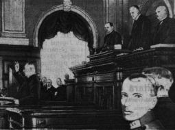 Tribīnē Alberts Kviesis 1930.gada 11.aprīlī, kreisajā rokā tur Valsts prezidentu svinīgo solījumu grāmatu. “Latvijas Kareivis”, 1930.gada 12.aprīlī Nr.85, 1.lpp. Priekšplānā: visu trīs Valsts prezidentu adjutants Eduards Kuplais. Prezidijā (no kreisās): Saeimas priekšsēdētāja biedrs, okupācijas laika pēdējais Valsts prezidenta pienākumu izpildītājs, bīskaps Jāzeps Rancāns, Dr. Pauls Kalniņš, Saeimas sekretārs Jānis Breikšs, tā pirmais biedrs Džons-Kārlis Hāns.