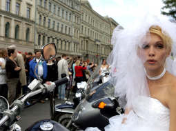 Līgava uz motocikla. Foto: Evija Trifanova, LETA