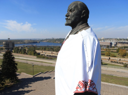 Zaporožjes iedzīvotāji šoruden milzīgo Ļeņina skulptūru ietērpa Ukrainas nacionālajā tautiskajā kreklā, kas izrakstīts tautas ornamentiem. Foto: ITAR-TASS/LETA