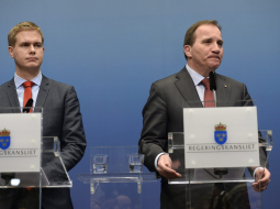 Zviedrijas premjerministrs Stēfans Levēns (no labās) un Zaļās partijas pārstāvis Gustavs Fridolins preses konferencē. Foto: EPA/LETA