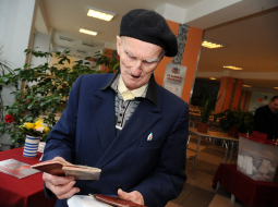 Bijušais lidotājs, kurš vēlējās nobalsot ar savu Krievijas pilsoņa pasi, ieradies uz 12. Saeimas vēlēšanām 56. vēlēšanu iecirknī Rīgas 72.vidusskolas telpās. Foto: Edijs Pālens, LETA