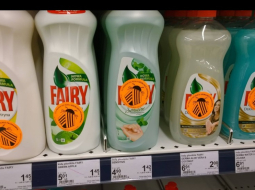 Lietuvā ar "kolorado vabolēm" marķētās preces veikala plauktā. Foto no "Delfi.lt"